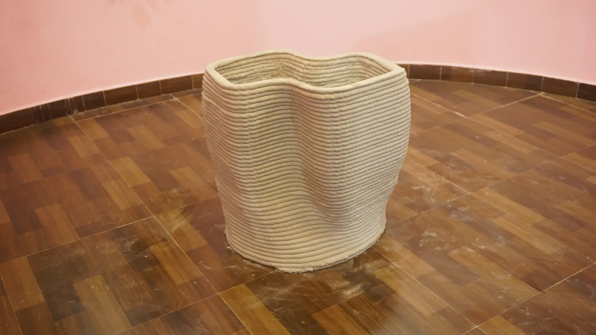 Curved Ribbed Pot
